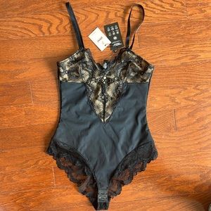 NWT Pinsy Sculpting Lace Shapewear Bodysuit